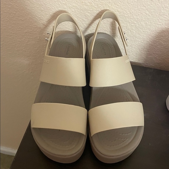 Crocs Platform sandals 
Like new - Picture 2 of 3